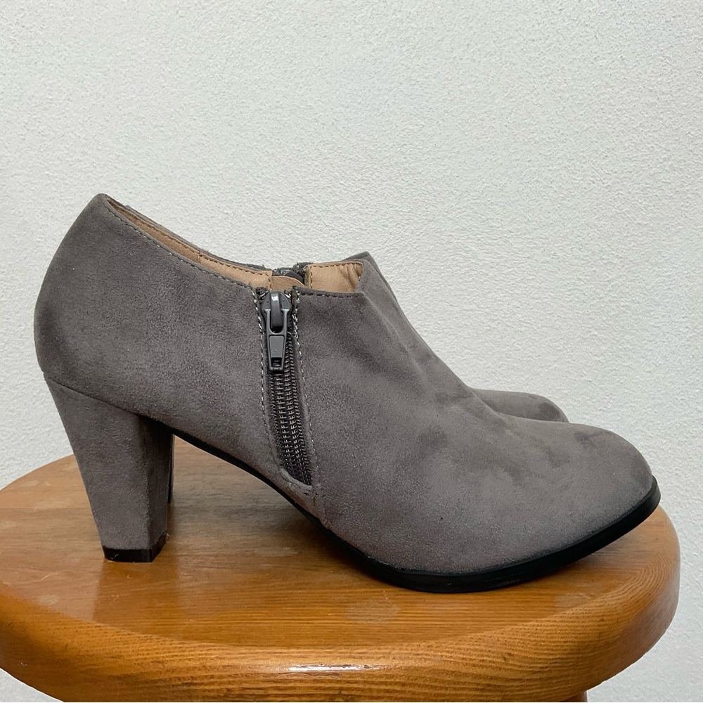 JC Grey Faux Suede Side Zip Ankle Booties Size 8 Fall Winter Almond Toe